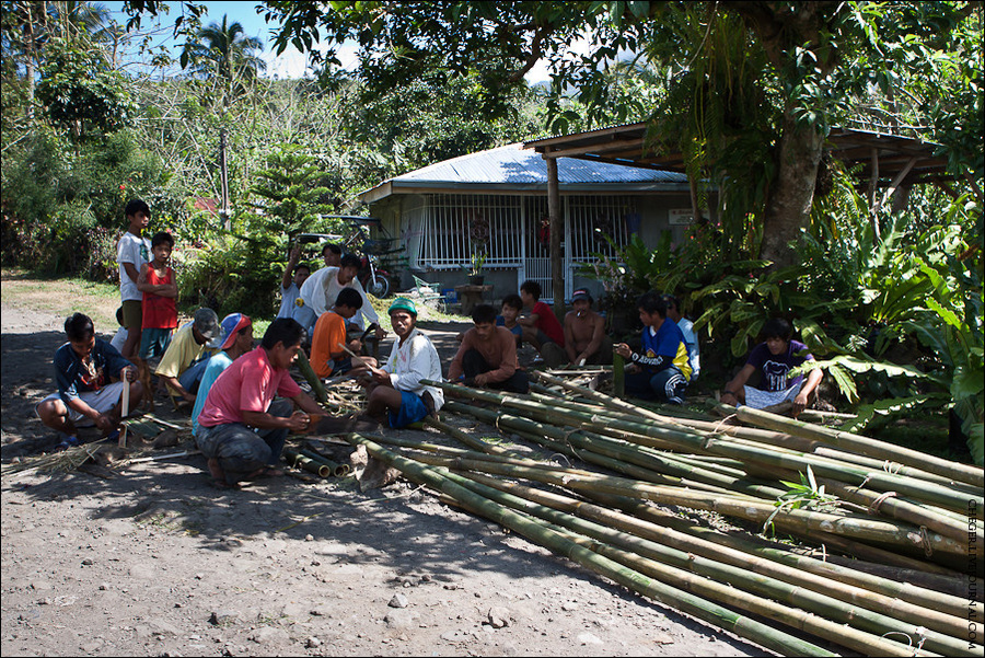 У подножья местные заготавливают бамбук Сан-Пабло-Сити, Филиппины