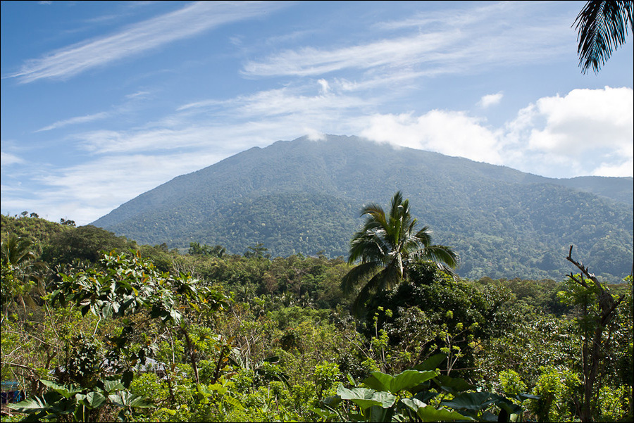 Это гора-близнец — Банахо, она немного выше, но закрыта для посещения Сан-Пабло-Сити, Филиппины