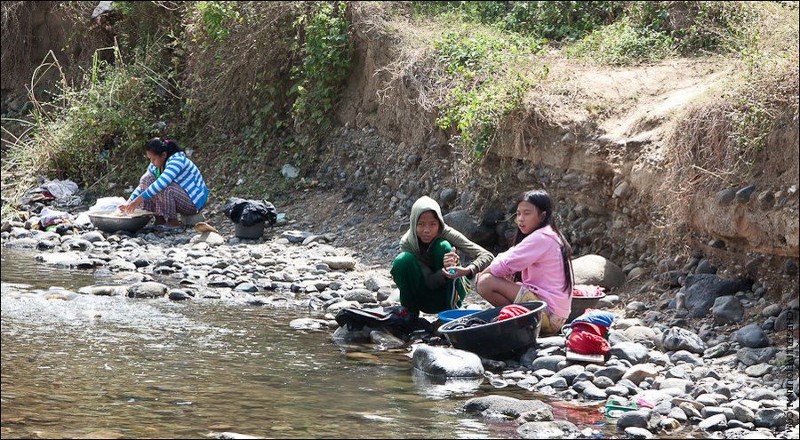 Стирают белье тут же в реке Кабанатуан, Филиппины