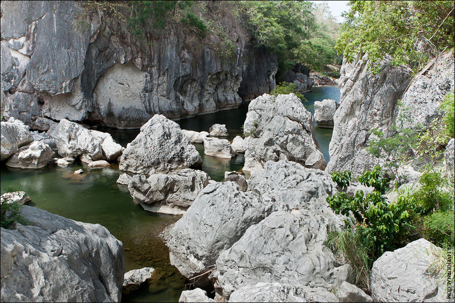 Река здесь необыкновенно чистая, на Филиппинах это большая редкость Кабанатуан, Филиппины