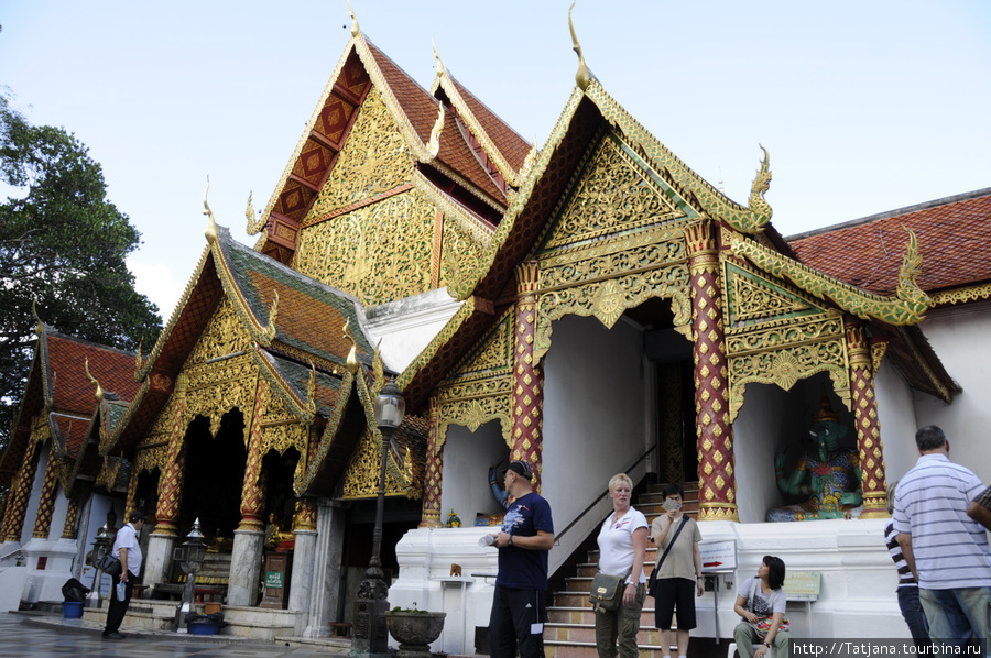 Ват Пхра Тхат Дой Сутхеп  -вход Чиангмай, Таиланд
