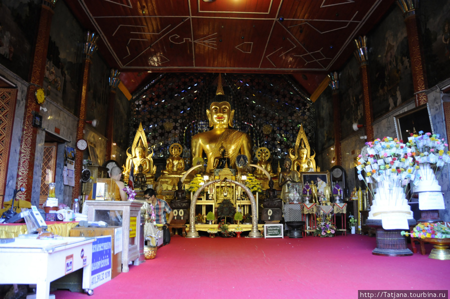 Золотая статуя  будды Чиангмай, Таиланд
