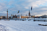 Парадная классика
20 градусов ниже нуля, яркое солнце, белый с сияющими брильянтами снег, шпили и дворцы — это зима в Швещии :)