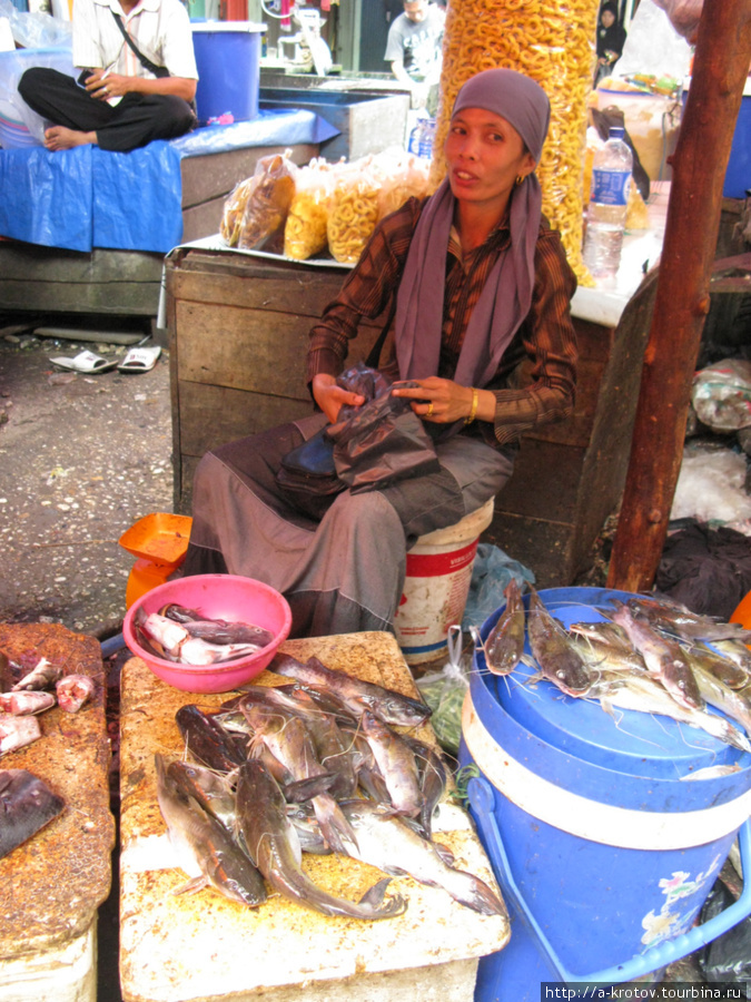 Воскресный рынок в индонезийском селе Bangko Джамби, Индонезия