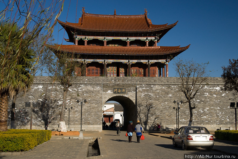 Город окружает стена с монументальными воротами на четыре стороны света. Дали, Китай