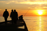 Рыбаки на пирсе в Сочи