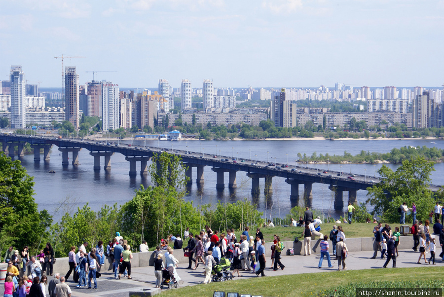 Вид на мост через Киев с пъедестала монумента Родина-мать Киев, Украина