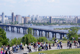 Вид на мост через Киев с пъедестала монумента Родина-мать