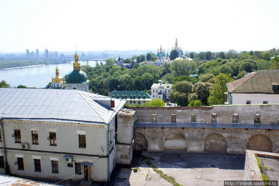 Вид из верхней лавры на нижнюю лавру Киев, Украина