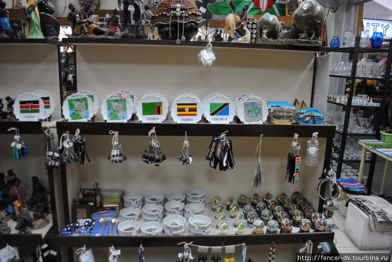 Магазины продают сувениры всех близлежащих стран без разбору Момбаса, Кения