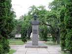 Рядом с церковью Иоана Богослова установлен памятник Ю. Лисянскому.