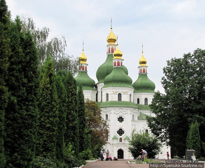 В самом центре города находится старейший собор Нежина — Николаевский. Его сооружение относится к периоду казачества. Нежин, Украина