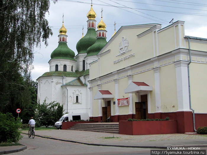 Архитектурный комплекс Николаевского собора и перестроенной в ДК церкви Иоанна Предтечи. Нежин, Украина