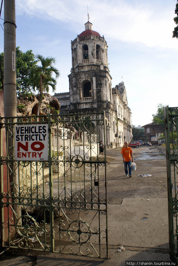 Вход на территорию. базилики Себу-Сити, остров Себу, Филиппины