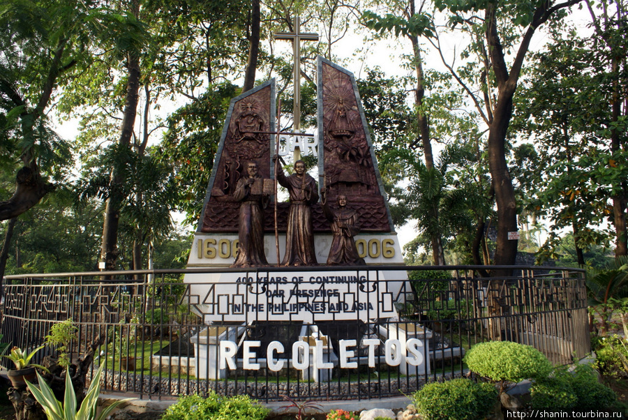 Памятник в честь 400-летия христианизации Филиппин Себу-Сити, остров Себу, Филиппины