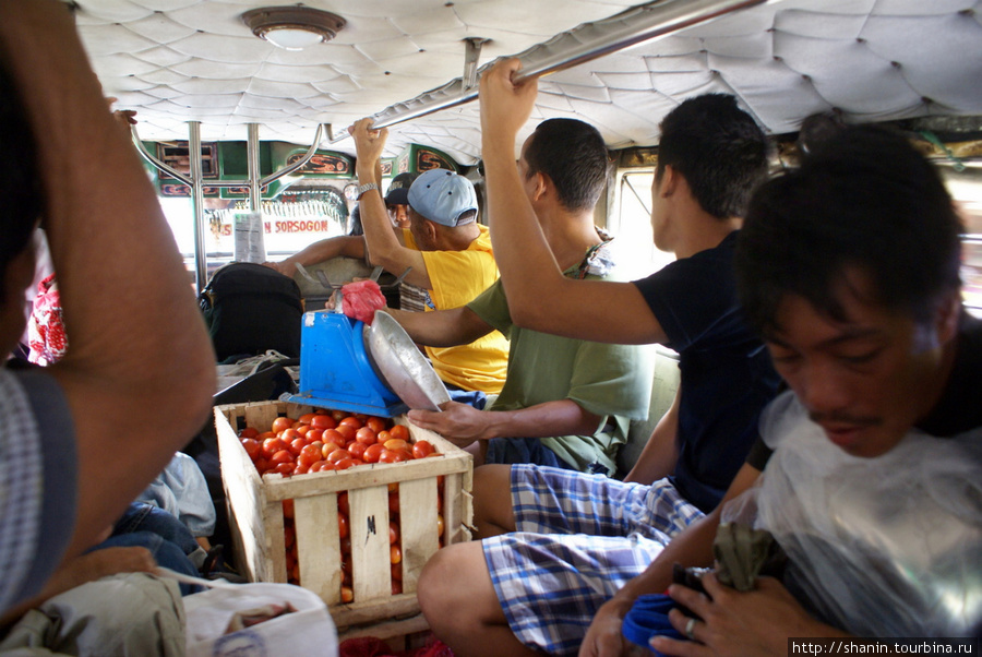 Пассажиры внутри джипни Филиппины