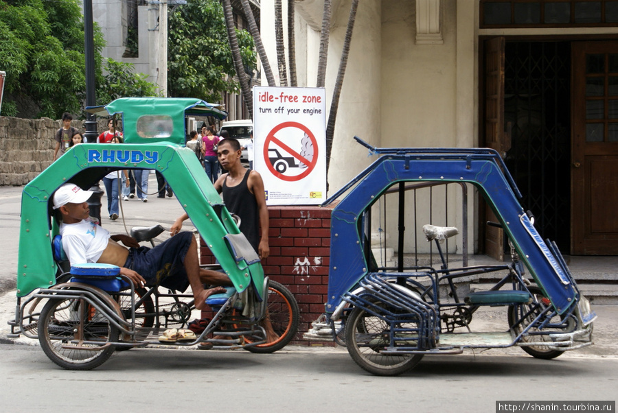 Велорикши в Интрамуросе в Маниле Филиппины