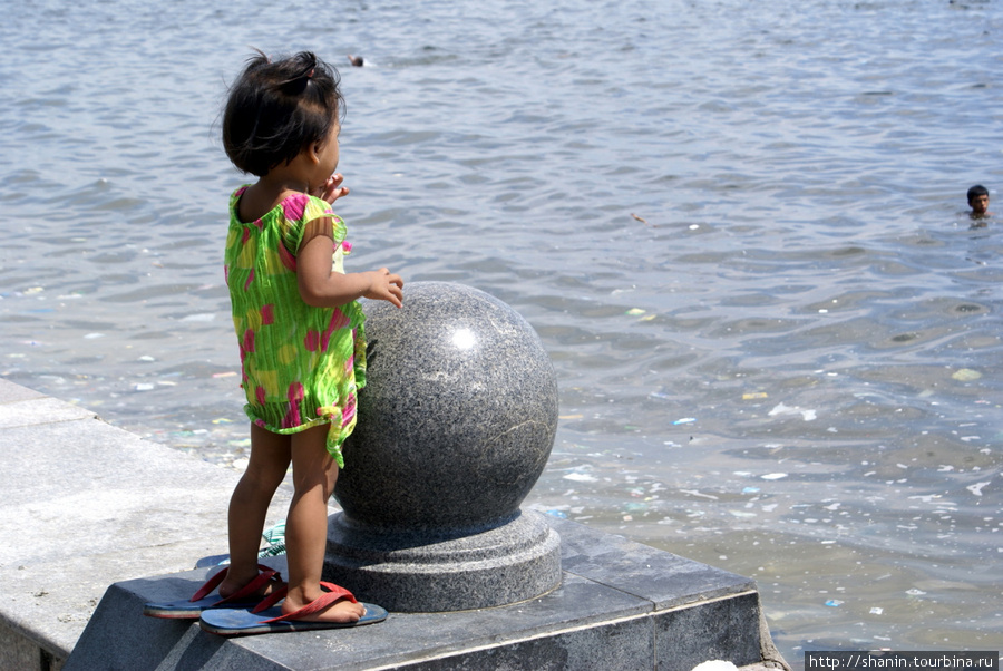 Девочка на берегу моря Манила, Филиппины