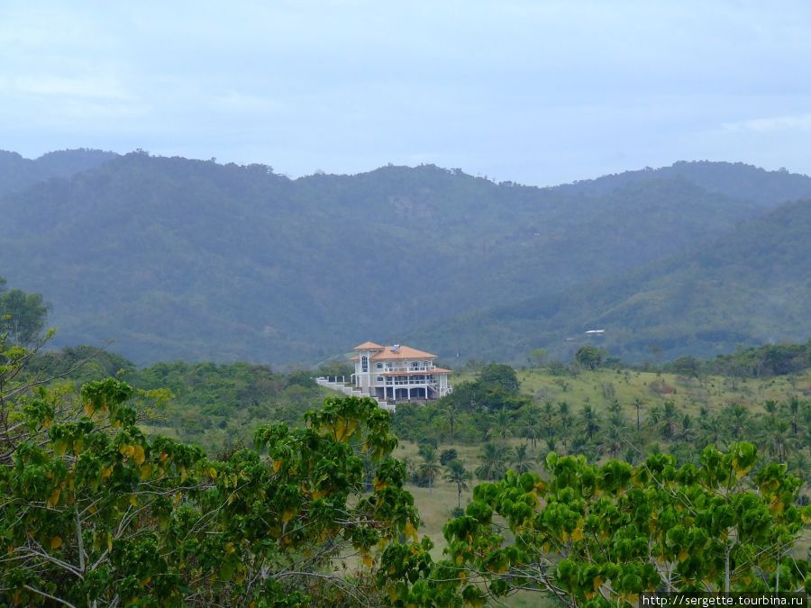 Взгляд в сторону гор. Там еще одно крутое ранчо. Пуэрто-Принсеса, остров Палаван, Филиппины