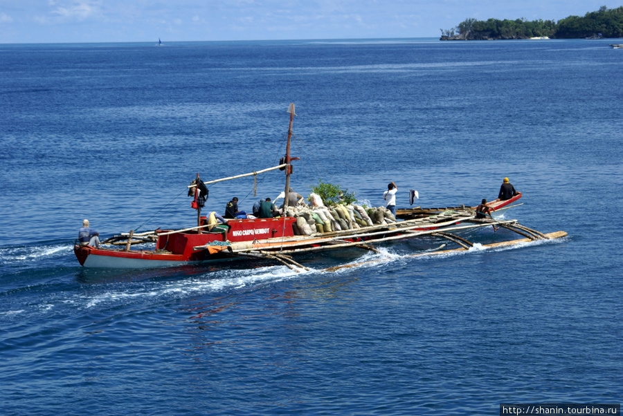 Грузовой паром идет на остров Барокай Филиппины