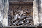 Герб на воротах форта Сантьяго
