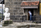 Вход в музей на территории форта Сантьяго