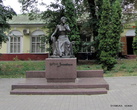 Памятник Марии Заньковецкой установленный в 1993 году. С 1902 по 1924 год актриса прожила в Нежине.