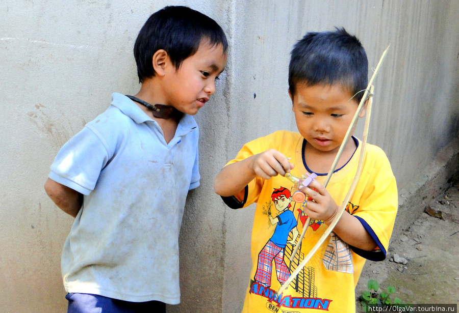 Мальчишки очень непосредственные и искренне радовались небольшим подаркам Провинция Луангпрабанг, Лаос