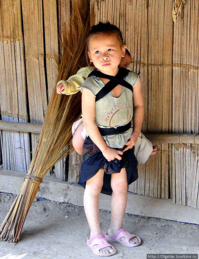 Такую картину можно часто наблюдать в деревнях Лаоса, где совсем крохотных детей оставлять дома не принято Провинция Луангпрабанг, Лаос