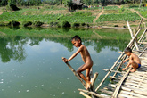Мальчишки пропадают на речке, где водится всякая живность