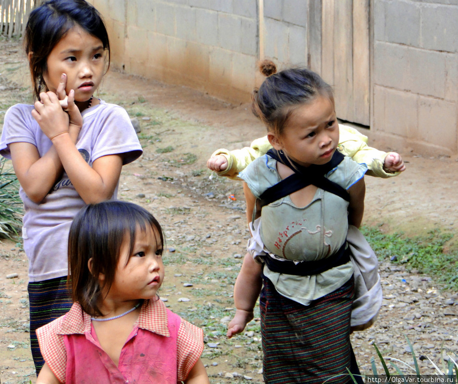 Маленькая няня, придерживая малютку, сосредоточенно и внимательно, словно на уроке, следила за  нашими движениями, впитывая  каждое слово Провинция Луангпрабанг, Лаос