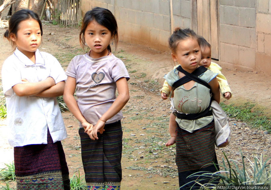 Предположительно, валик на грудине с чем-то утяжеляющим — для уравновешивания, чтобы ребенок не перевешивал назад Провинция Луангпрабанг, Лаос