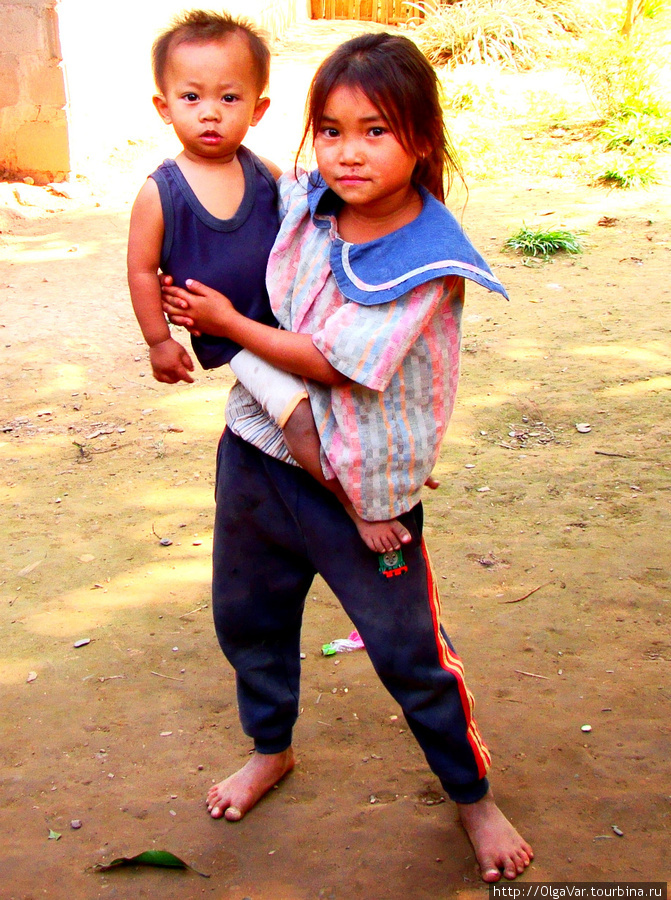Большие заботы маленьких лаосцев Провинция Луангпрабанг, Лаос