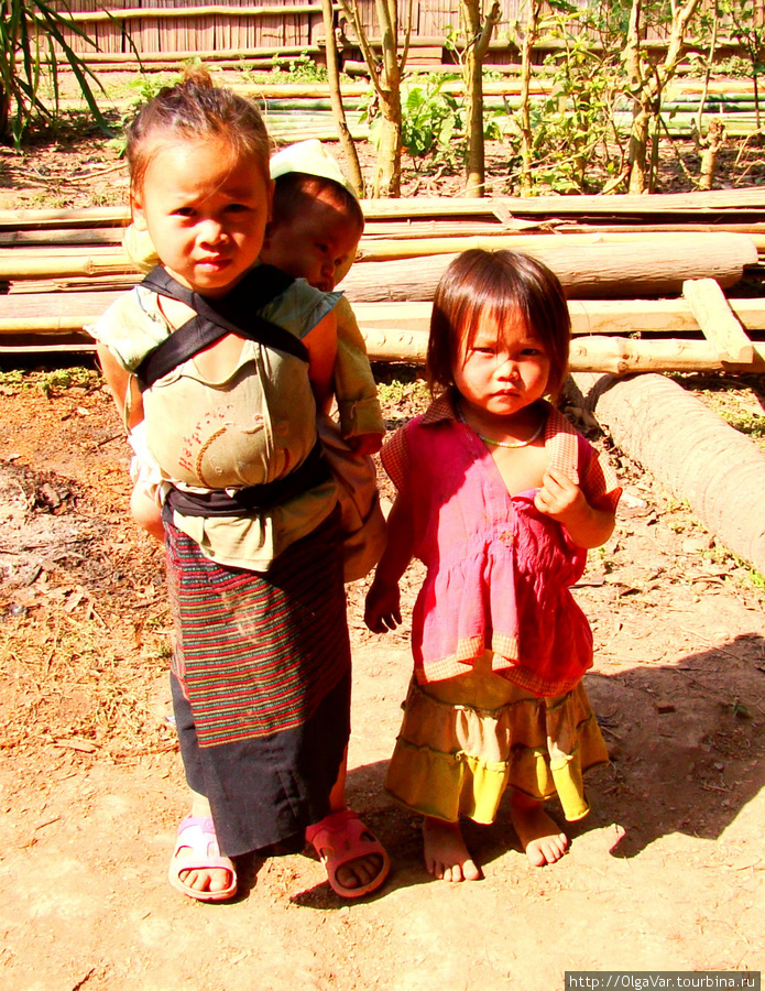 Так и следовала за нами по пятам до края деревни, поражая своим взрослым взглядом. Провинция Луангпрабанг, Лаос
