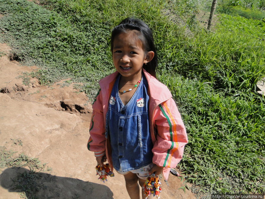 Начальное образование в Лаосе бесплатное, во многих школах преподают французский, именно поэтому многие с детства уже вовсю лопочат на французском, как эта очаровательная девочка Провинция Луангпрабанг, Лаос