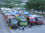 Сотни грузовиков ждут своей очереди переправиться на Яву с Суматры (и наоборот)