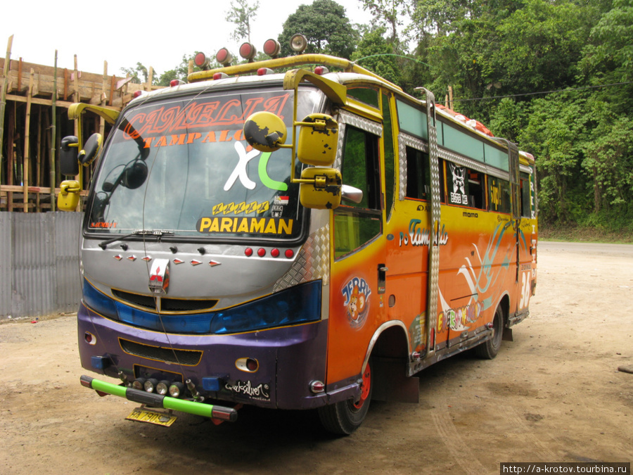 Обычный автобус дальнего следования Суматра, Индонезия
