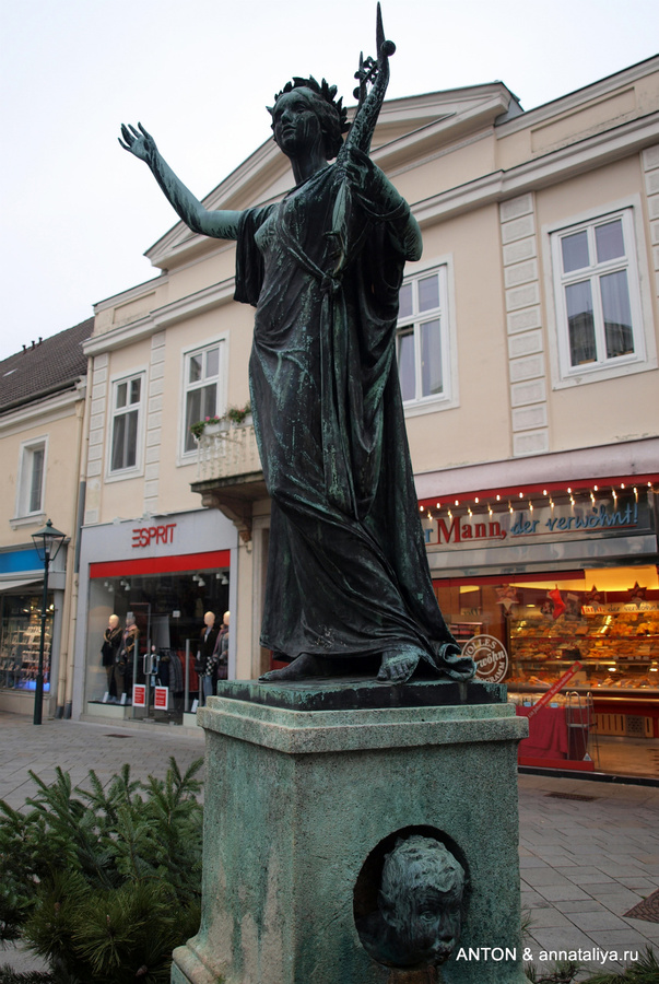 Скульптура напротив театра Баден, Австрия