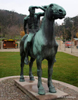 Всадник на грустном коне перед входом в Курпарк