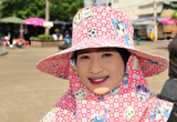 всюду на туристических местах продавцы сувениров (обратите внимание на слой пудры- быть белыми в  Таиланде считается интеллегентно , красиво  и модно.