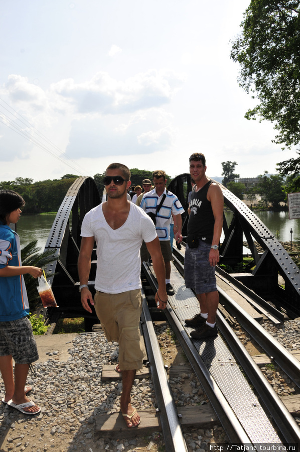 на мосту всегда много туристов Канчанабури, Таиланд