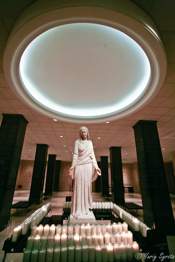 Скульптура Девы Марии в нижнем этаже. Вашингтон, CША