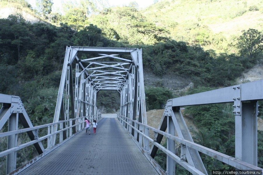 Встречаются мосты, которые больше похожи на железнодорожные, но все-таки автомобильные. Гватемала