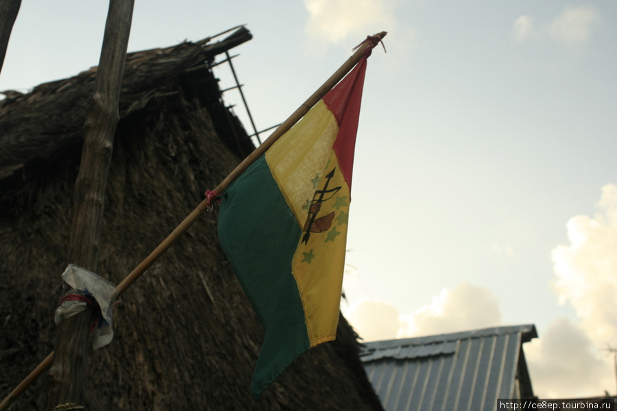 Одна из разновидностей флагов Куна. Всего их несколько начиная от такого и заканчивая испанским, на котором в центре изображена свастика. Остров Карти, Панама