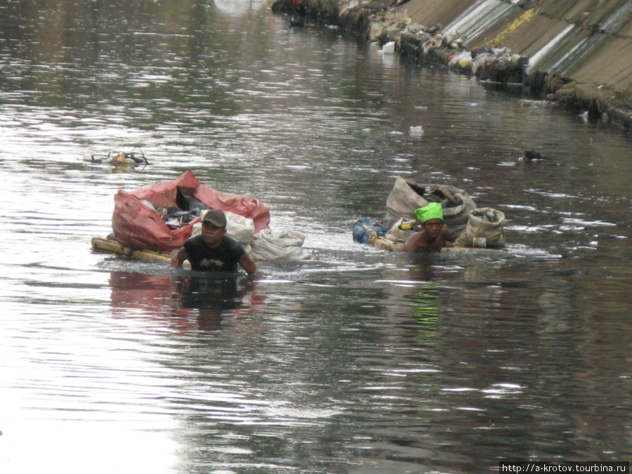 И кто в ней плавает? Непостижимо? Ответ простой, это сборщики мусора, которые находят в реке что-то ценное Джакарта, Индонезия