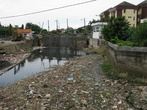 Мусор на речке. Увы, в Джакарте канализация — наружная...