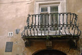 Необычной формы балкончики, похожими на цветочные корзины.