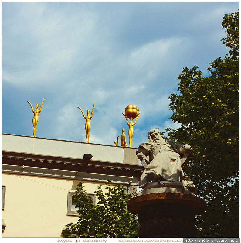 Памятник памяти Мейсонье на площади Дали-Гала. Жан- Луи Эрнест Мейсонье — живописец салонного академизма, которым Дали восхищался. Пьедесталом для памятника послужили автомобильные шины, сложенные аккуратной стопкой. Фигерас, Испания