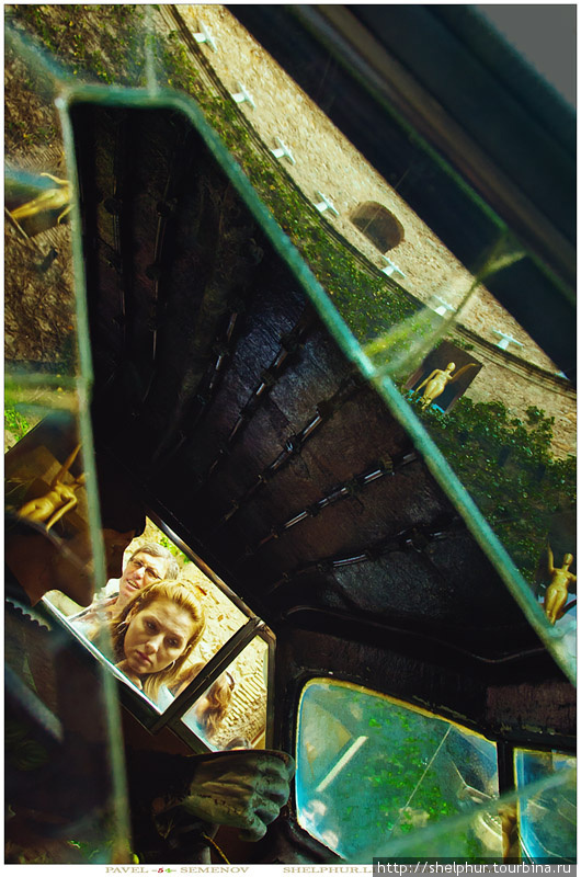 Дождливое такси. Дали создал этот экспонат к Всемирной выставке сюрреализма в Париже 1938 года, организованной Андре Бретоном и Полем Элюаром с участием Марселя Дюшана. Верхняя часть экспозиции включает в себя мешочки (презервативы) с водой, которая капает и просачивается сквозь стёкла и обшивку машины. Фигерас, Испания