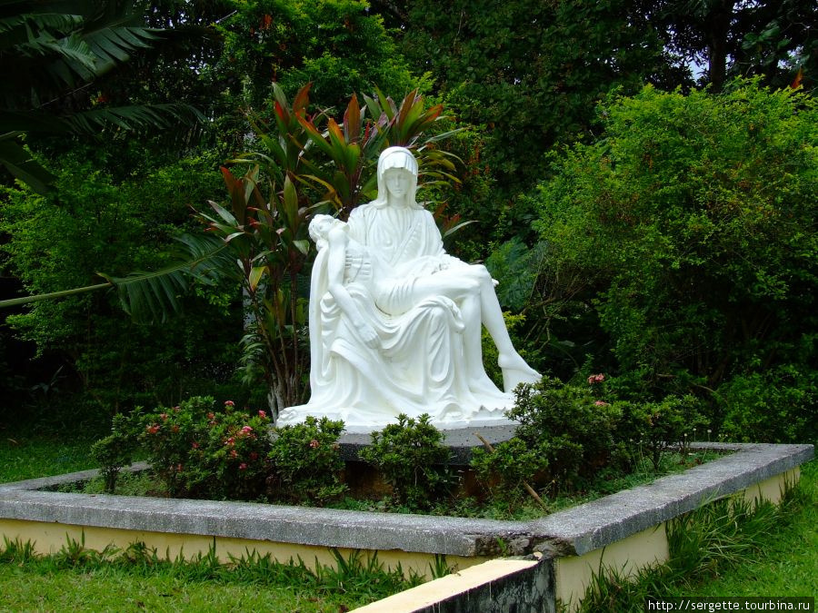 У входа в Мемориальный Парк Пуэрто-Принсеса, остров Палаван, Филиппины